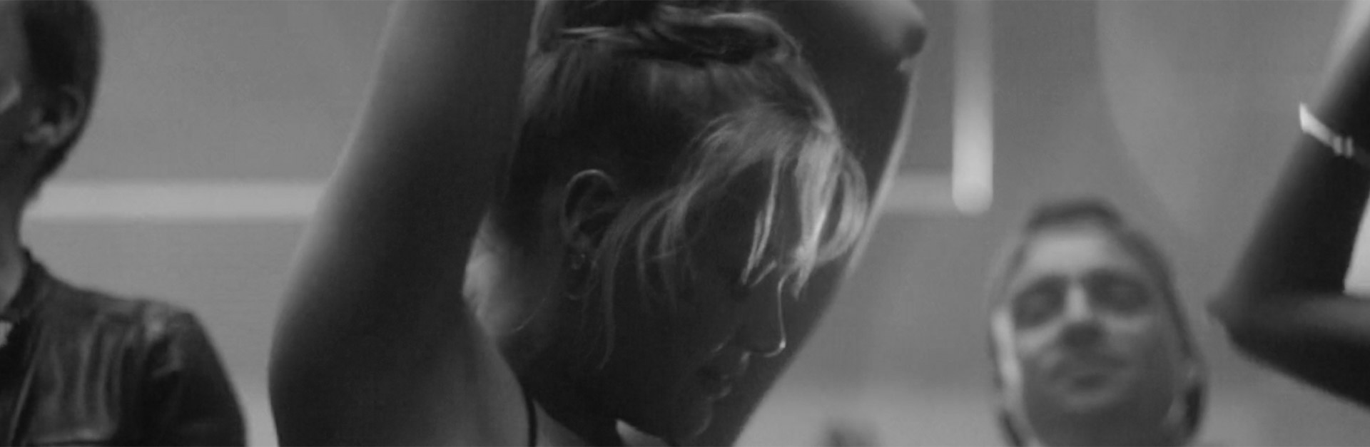 Woman Women is dancing, black and white