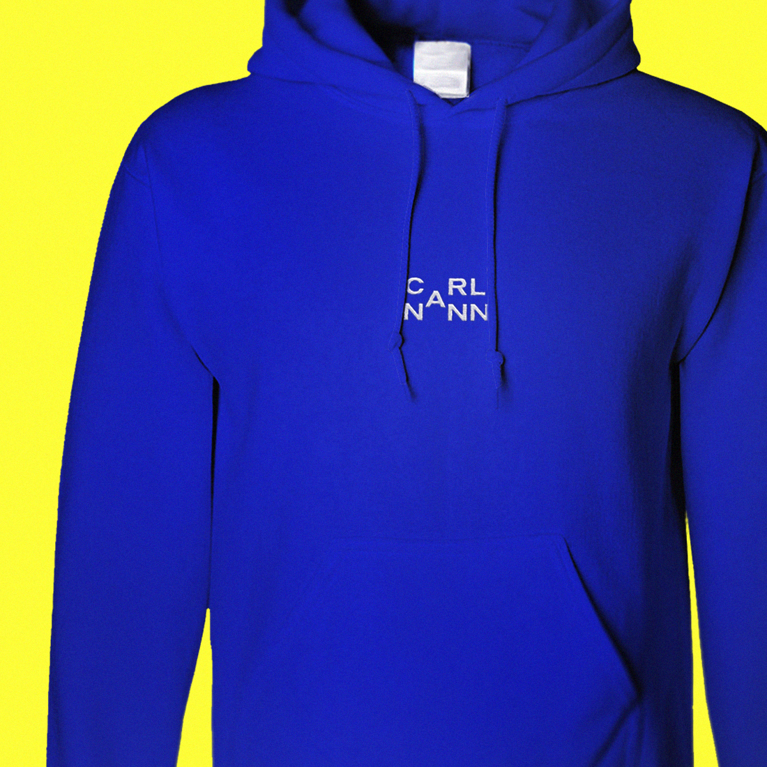 Blauer Hoodie mit weißem CarlNann Logo auf gelbem Hintergrund