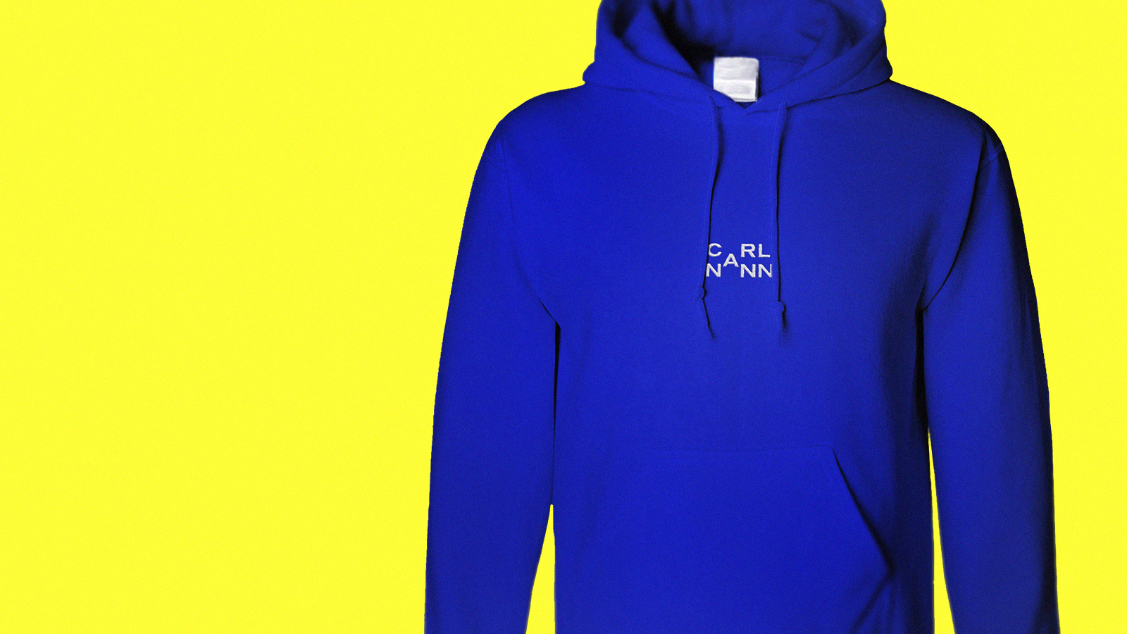 Blauer Hoddie mit CarlNann Logo vor gelbem Hintergrund