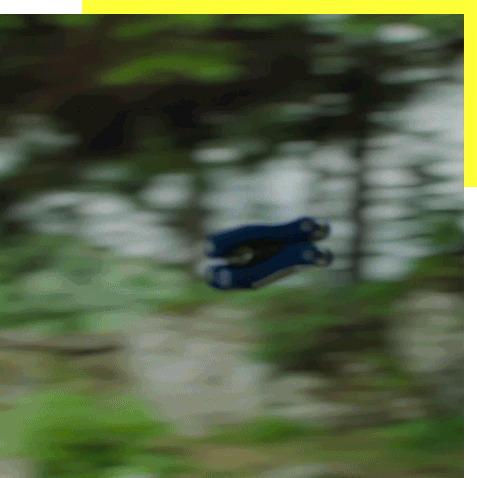 Nivea Multitool fliegt im Wald durch die Luft