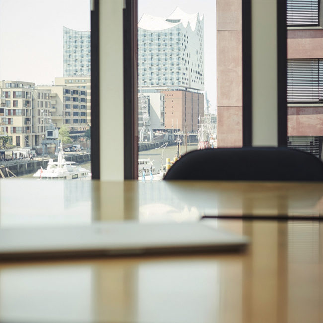 Büro mit Elbphilharmonie im Hintergrund