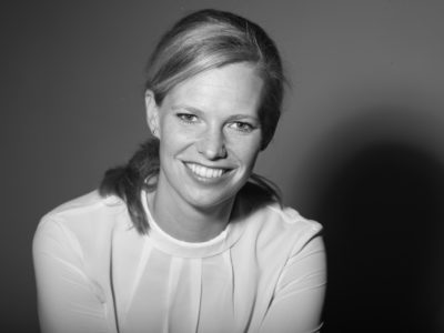 Women with blonde hair looks into the camera in black and whitein schwarz weiß